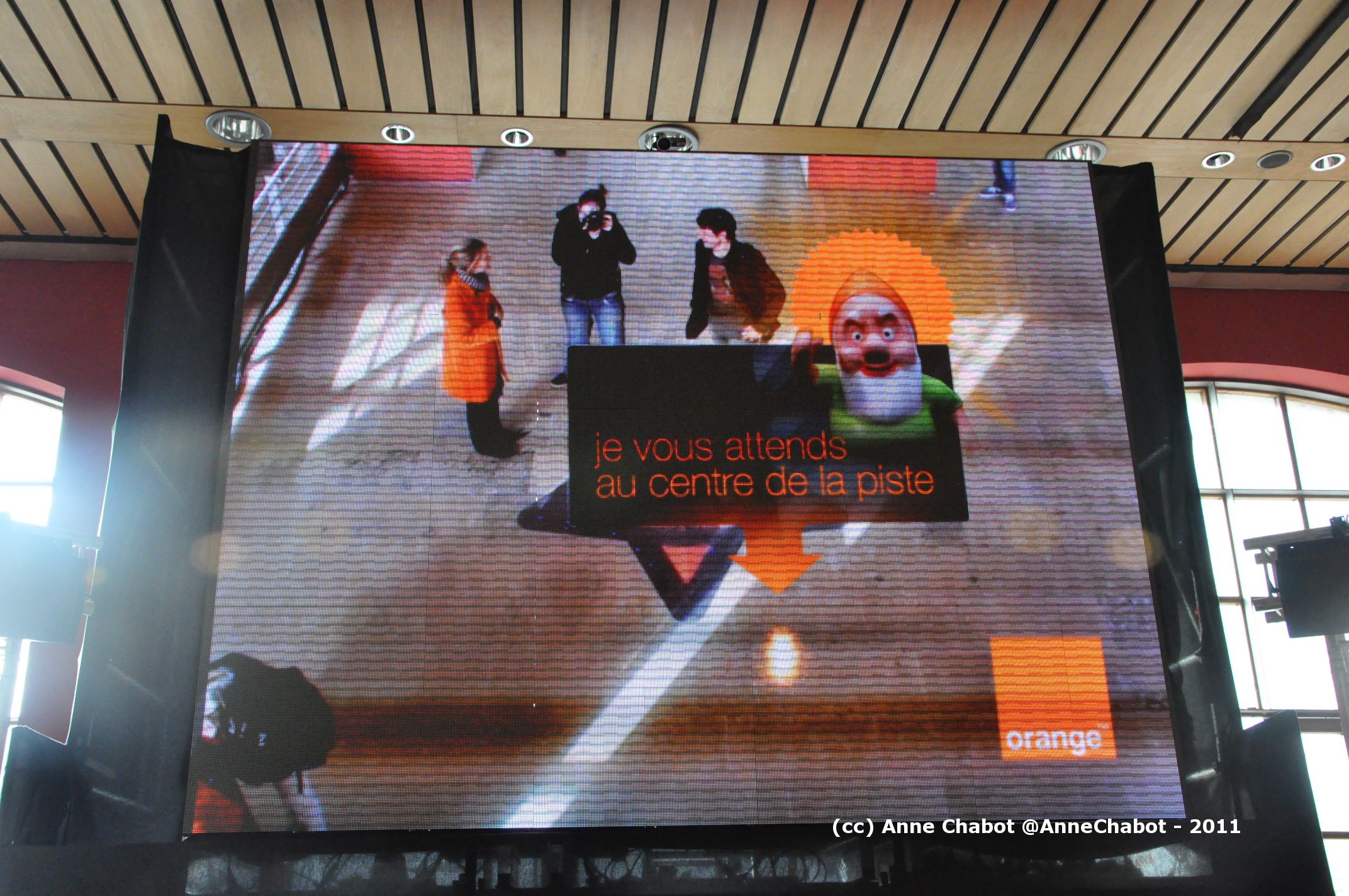 Opération de réalité augmentée Orange à Auber et Gare du Nord pour le Noël 2011