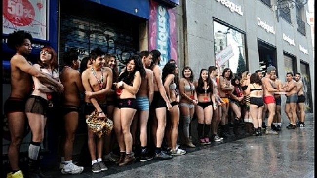 file-dattente-rue-Desigual http://fastncurious.fr/wp-content/uploads/2012/01/file-dattente-rue-Desigual.jpg