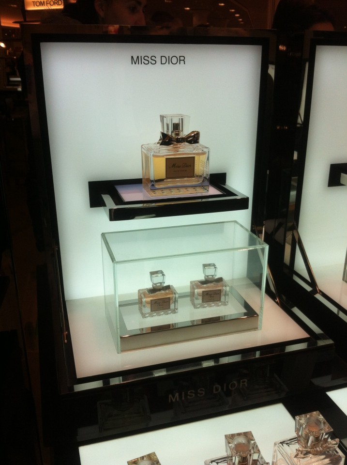 Stand-miss-dior2 http://fastncurious.fr/wp-content/uploads/2012/02/Stand-miss-dior2-717x960.jpg