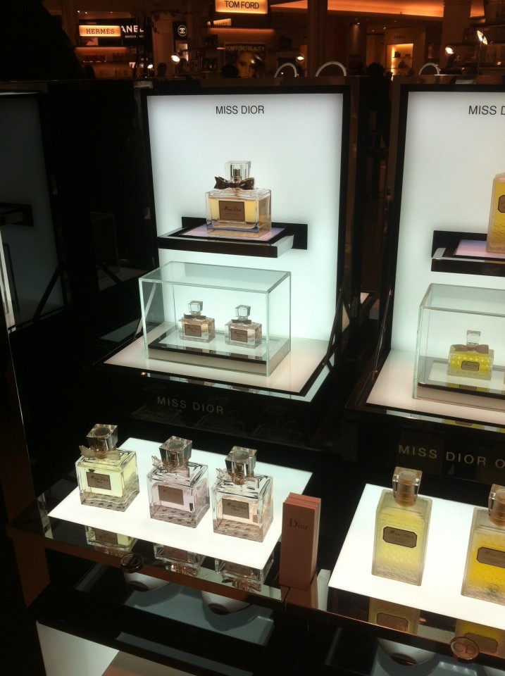 Stand-miss-dior3 http://fastncurious.fr/wp-content/uploads/2012/02/Stand-miss-dior3-717x960.jpg