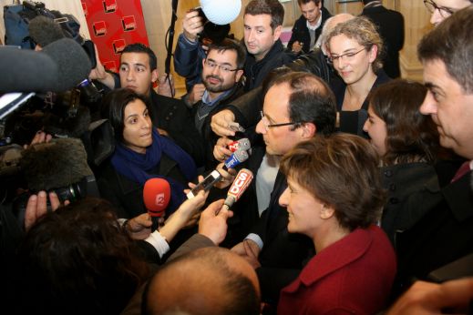 Hollande interviewé par des journalistes