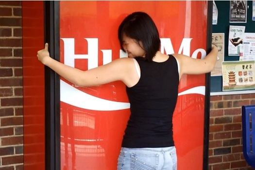 La machine Hug Me de Coca-Cola et Ogilvy située à Singapour dans le cadre de la campagne Open Happiness ou Que du Bonheur