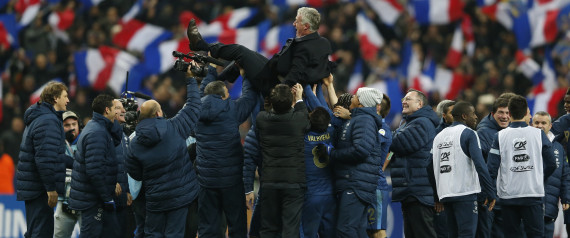 Didier Deschamps porté par les joueurs de l'équipe de France
